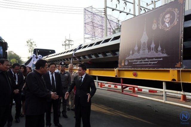 เคลื่อนขบวนรถบรรทุก
เสาประกอบพระเมรุมาศสู่ท้องสนามหลวง