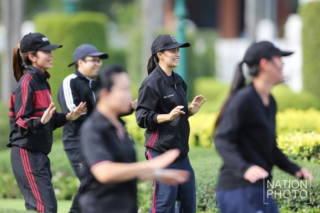 นายกฯ ติดงานช่วงเย็น ยืนดูข้าราชการออกกำลังกายประจำสัปดาห์