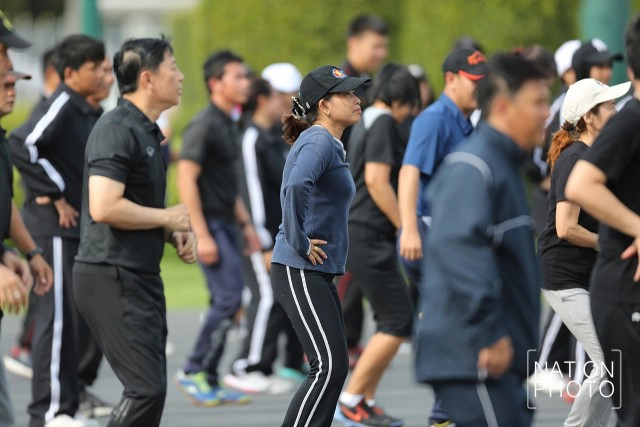 นายกฯ ติดงานช่วงเย็น ยืนดูข้าราชการออกกำลังกายประจำสัปดาห์