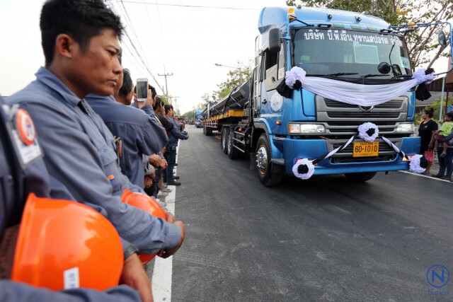 เคลื่อนขบวนรถบรรทุก
เสาประกอบพระเมรุมาศสู่ท้องสนามหลวง