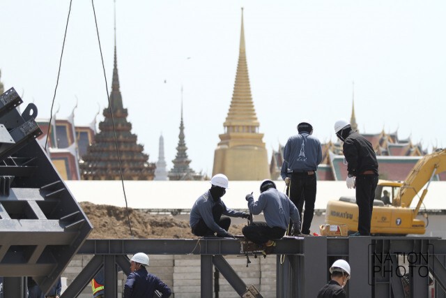 ทีมวิศวกรเข้าตรวจสอบผัง
เตรียมพร้อม ทดลองยกเสาเอก"พระเมรุมาศ"ต้นแรก