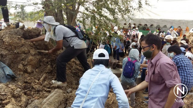 พระ-ศิษย์ ธรรมกาย  ขุดดินทำบังเกอร์ ป้องกันประตู 1 รับมือ ดีเอสไอ