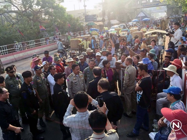 เขมรเทปลาประท้วงศุลกากรหน้าด่านโรงเกลือ!!