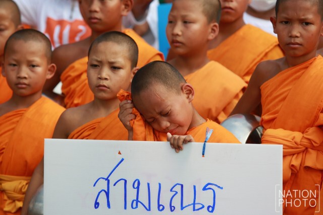 "ธรรมกาย" ถือป้ายเรียกร้อง ยกเลิก ม.44