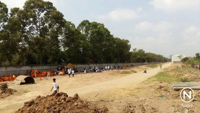 พระ-ศิษย์ ธรรมกาย  ขุดดินทำบังเกอร์ ป้องกันประตู 1 รับมือ ดีเอสไอ