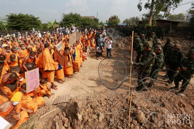พระ-ศิษย์ ธรรมกาย  ขุดดินทำบังเกอร์ ป้องกันประตู 1 รับมือ ดีเอสไอ