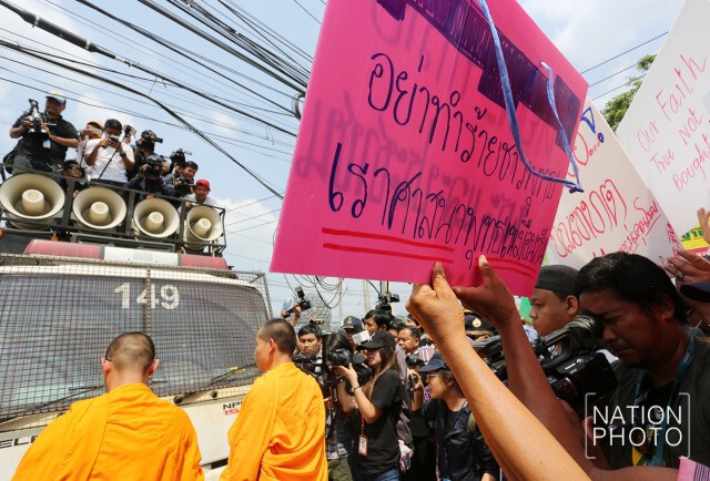 ภิกษุ ประจันหน้า! รถขยายเสียง