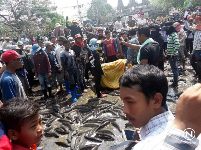 เขมรเทปลาประท้วงศุลกากรหน้าด่านโรงเกลือ!!