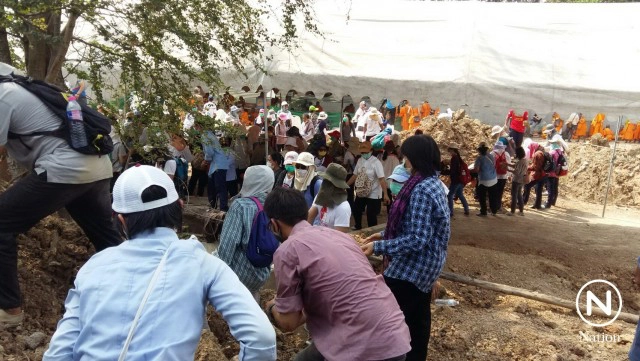 พระ-ศิษย์ ธรรมกาย  ขุดดินทำบังเกอร์ ป้องกันประตู 1 รับมือ ดีเอสไอ