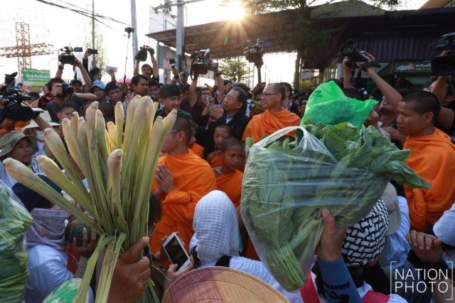 "ธรรมกาย" ถือป้ายเรียกร้อง ยกเลิก ม.44