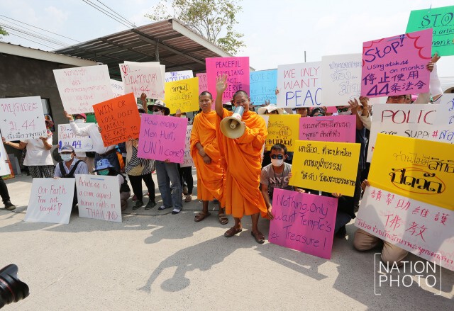 ภิกษุ ประจันหน้า! รถขยายเสียง