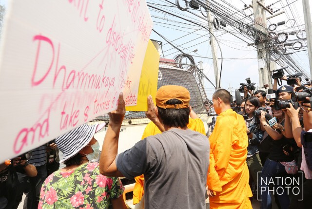 ภิกษุ ประจันหน้า! รถขยายเสียง
