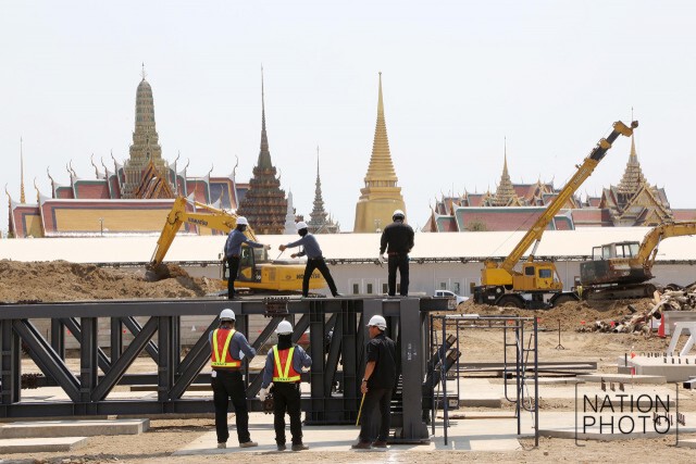 ทีมวิศวกรเข้าตรวจสอบผัง
เตรียมพร้อม ทดลองยกเสาเอก"พระเมรุมาศ"ต้นแรก