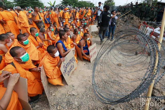 พระ-ศิษย์ ธรรมกาย  ขุดดินทำบังเกอร์ ป้องกันประตู 1 รับมือ ดีเอสไอ