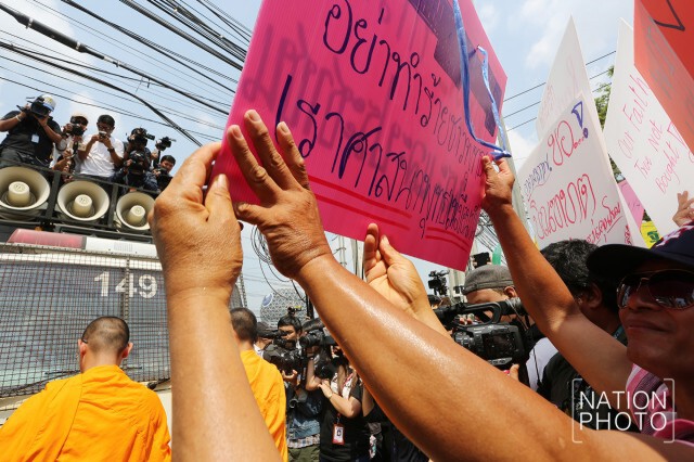 ภิกษุ ประจันหน้า! รถขยายเสียง