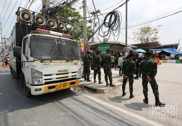 ภิกษุ ประจันหน้า! รถขยายเสียง