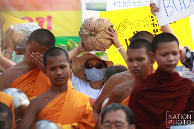 "ธรรมกาย" ถือป้ายเรียกร้อง ยกเลิก ม.44