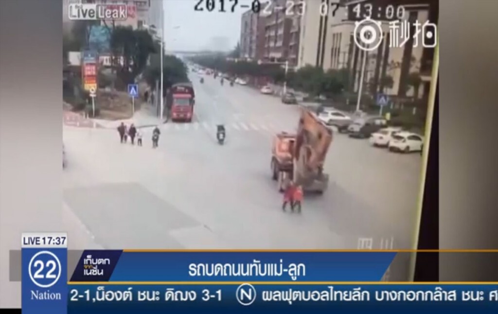 รถบดถนนทับแม่กับเด็ก