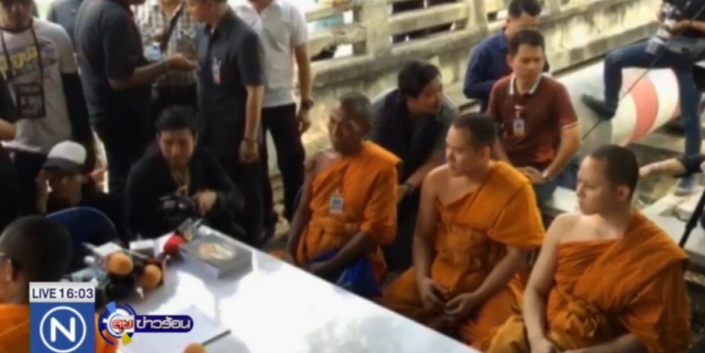 ดีเอสไอ ตั้งโต๊ะตรวจใบสุทธิพระ "ธรรมกาย" ดีเอสไอ ตั้งโต๊ะตรวจใบสุทธิพระ "ธรรมกาย"