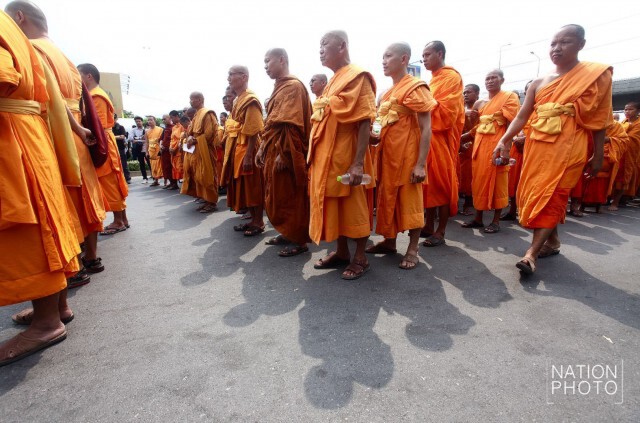พระสงฆ์ สามเณร กว่า 200 รูป  
สวดมนต์หน้าประตูวัด"ธรรมกาย"
ขอบิณฑบาต คสช. ยกเลิก ม. 44
