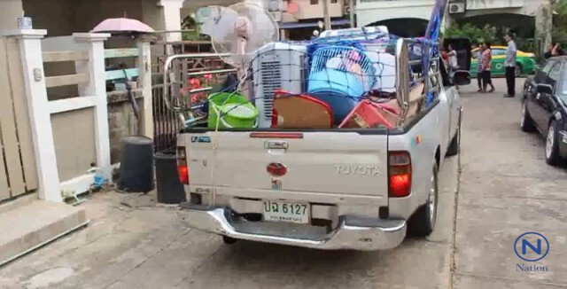 หมู่บ้านดังย่านบางบัวทองทรุดตัว
ชาวบ้านเร่งอพยพขนของหนี
เตรียมประกาศเป็นพื้นที่อันตราย