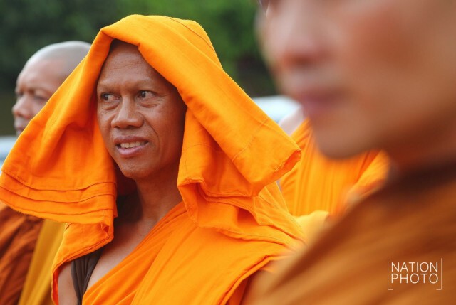 พระสงฆ์ สามเณร กว่า 200 รูป  
สวดมนต์หน้าประตูวัด"ธรรมกาย"
ขอบิณฑบาต คสช. ยกเลิก ม. 44