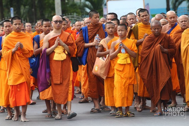 พระสงฆ์ สามเณร กว่า 200 รูป  
สวดมนต์หน้าประตูวัด"ธรรมกาย"
ขอบิณฑบาต คสช. ยกเลิก ม. 44