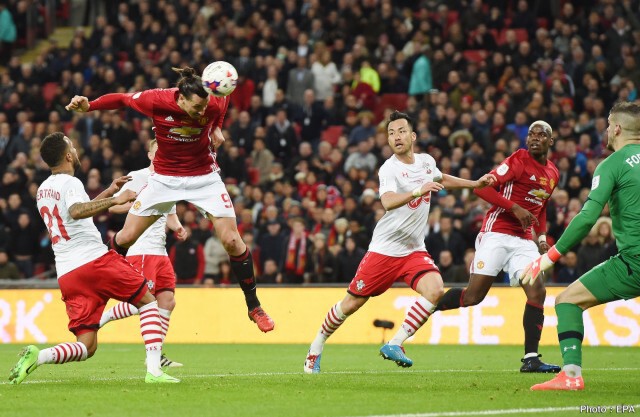 แชมป์แรกมาแล้ว! "ผีแดง" ชนะ "นักบุญ" 3-2 นัดชิง "อีเอฟแอล คัพ"