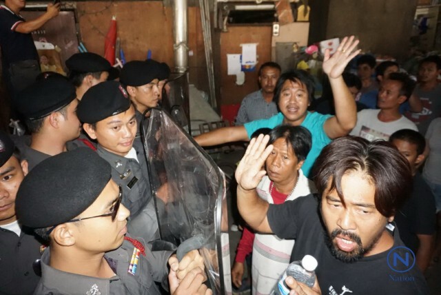 หวิดปะทะ!
เขตดินแดงขอกำลัง ตร.คุมฝูงชน
เจรจาชาวบ้านรื้อสิ่งปลูกสร้าง รุกใต้ด่วนดินแดง