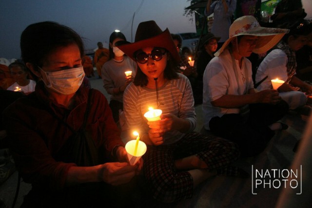 ศิษย์"ธรรมกาย"
สวดมนต์จุดเทียน "แสงสว่างของสันติภาพ