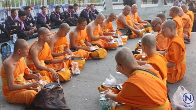 ฉันข้าวกลางถนน!
พระธรรมกายออกบิณฑบาต กลับเข้าวัดไม่ได้