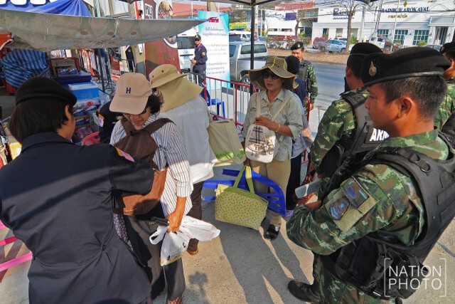 จนท.ติดป้าย"ห้ามชุมนุมตลาดกลางคลองหลวง"เร่งเปิดขายของตามปกติ
