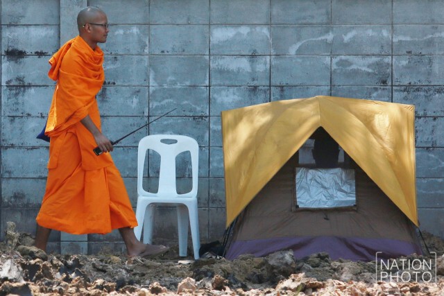 "ธรรมกาย" นำรถขุดแบคโฮขุดพื้นถนน ปิดทางเข้าอาคารบุญรักษา(ข้างประตู 1)