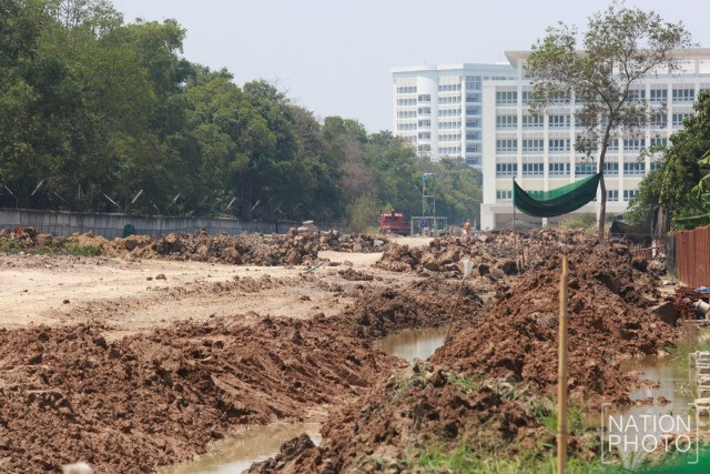 "ธรรมกาย" นำรถขุดแบคโฮขุดพื้นถนน ปิดทางเข้าอาคารบุญรักษา(ข้างประตู 1)