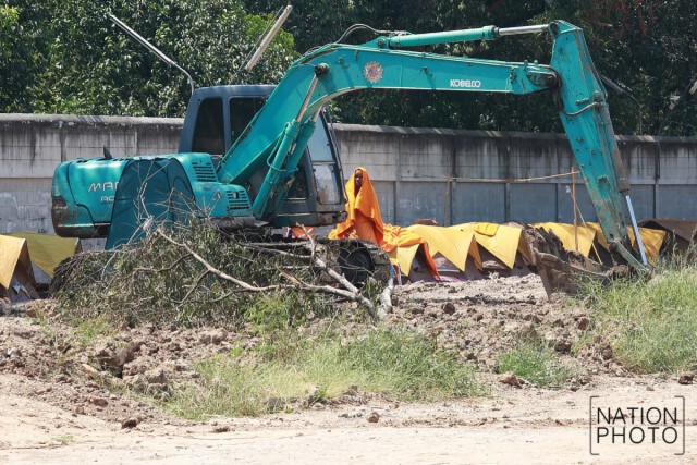 "ธรรมกาย" นำรถขุดแบคโฮขุดพื้นถนน ปิดทางเข้าอาคารบุญรักษา(ข้างประตู 1)