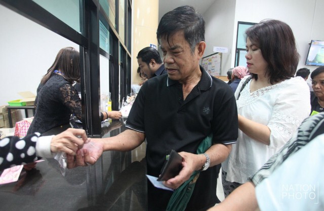 ปชช.แห่แลกเหรียญกษาปณ์ที่ระลึก 2 ชุดสุดท้าย รัชสมัยในหลวง ร.๙