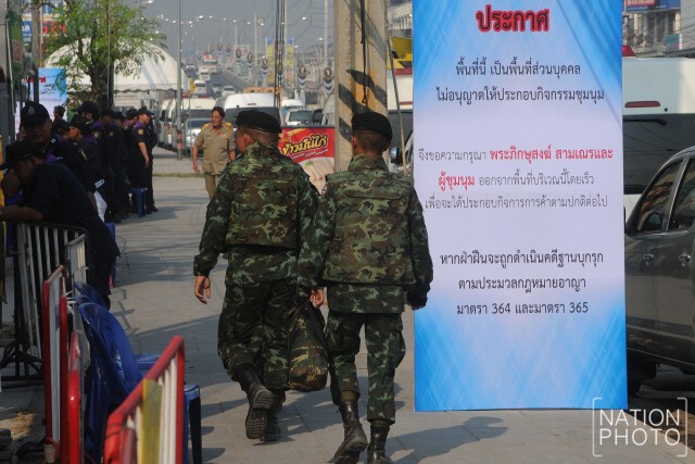 จนท.ติดป้าย"ห้ามชุมนุมตลาดกลางคลองหลวง"เร่งเปิดขายของตามปกติ
