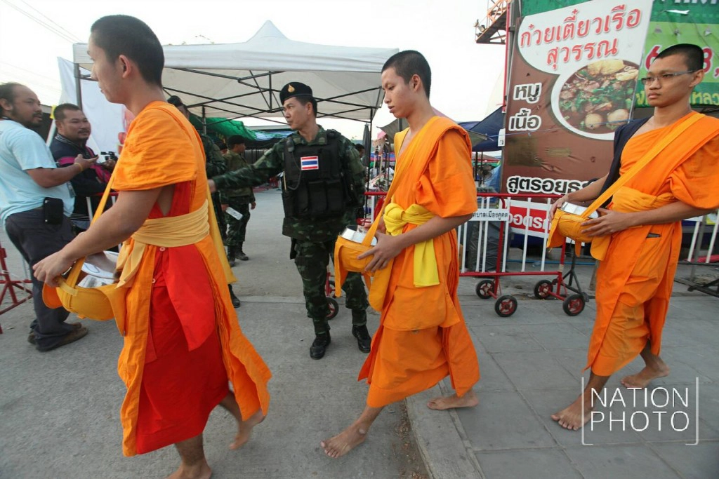 พระธรรมกาย เดินออกบิณฑบาตยามเช้า