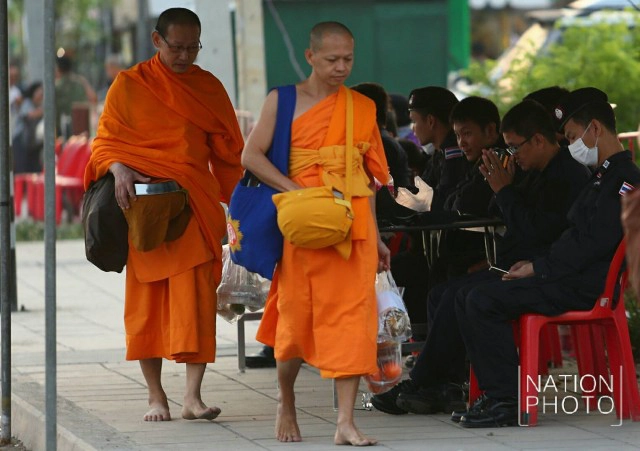 พระธรรมกาย เดินออกบิณฑบาตยามเช้า