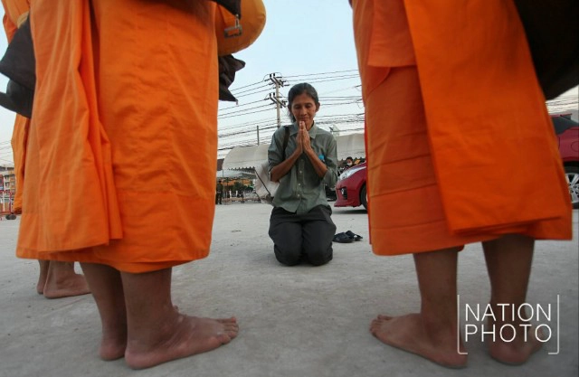 พระธรรมกาย เดินออกบิณฑบาตยามเช้า