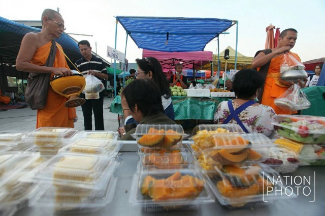 พระธรรมกาย เดินออกบิณฑบาตยามเช้า