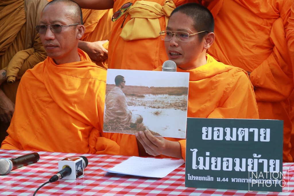 ธรรมกายตั้งป้าย "ยอมตายไม่ยอมย้าย"
หลังมีข่าวดีเอสไอจ่อรื้อเต๊นท์ ธรรมกายตั้งป้าย "ยอมตายไม่ยอมย้าย"
หลังมีข่าวดีเอสไอจ่อรื้อเต๊นท์