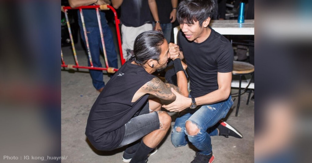 แฟนคลับสุดปลื้ม...
ภาพ"น้องก้อง" พบ "พี่ตูน" ครั้งแรก
"นอบน้อม ซาบซึ้ง ตรึงใจ" แฟนคลับสุดปลื้ม...
ภาพ"น้องก้อง" พบ "พี่ตูน" ครั้งแรก
"นอบน้อม ซาบซึ้ง ตรึงใจ"