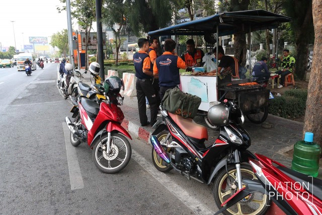 "บุฟเฟ่ต์ปลาร้า" ฟาสต์ฟู้ดข้างถนน