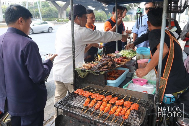 "บุฟเฟ่ต์ปลาร้า" ฟาสต์ฟู้ดข้างถนน