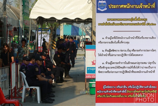 จนท.ติดป้าย ประกาศ! "ตลาดกลางคลองหลวง" เป็นพื้นที่ควบคุมพิเศษ ม.44