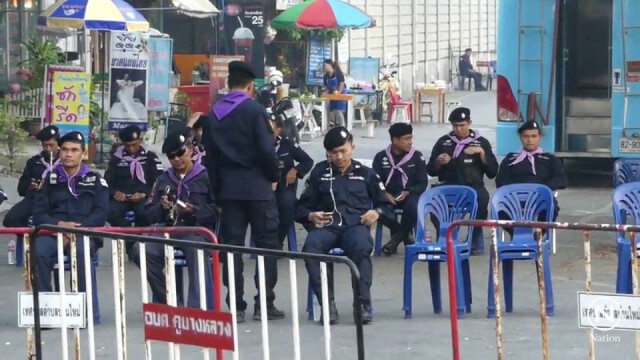 เช้านี้ตลาดกลางคลองหลวงเหงาศิษย์บางตาเจ้าหน้าที่เข้มตรวจบัตรพระบิณฑบาต