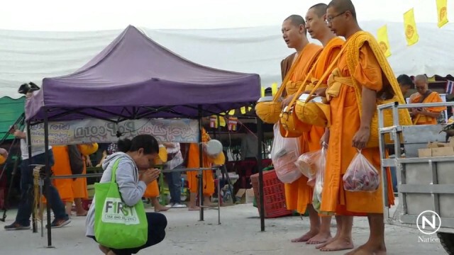 เช้านี้ตลาดกลางคลองหลวงเหงาศิษย์บางตาเจ้าหน้าที่เข้มตรวจบัตรพระบิณฑบาต