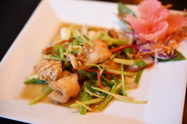 อร่อยปักหมุด : Amorn Lake Front ร้านอาหารไทย ริมทะเลสาบ ณ หมู่บ้านสัมมากร