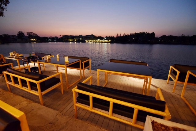 อร่อยปักหมุด : Amorn Lake Front ร้านอาหารไทย ริมทะเลสาบ ณ หมู่บ้านสัมมากร